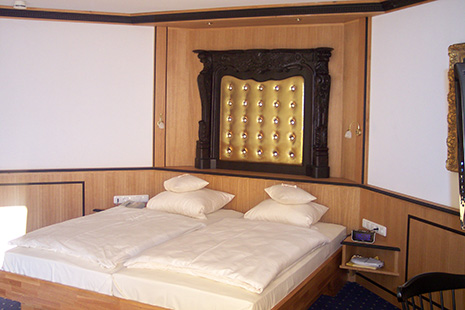 Schlafzimmer aus Holz, Referenz der Schreinerei Jürgen Jordan in Blaichach